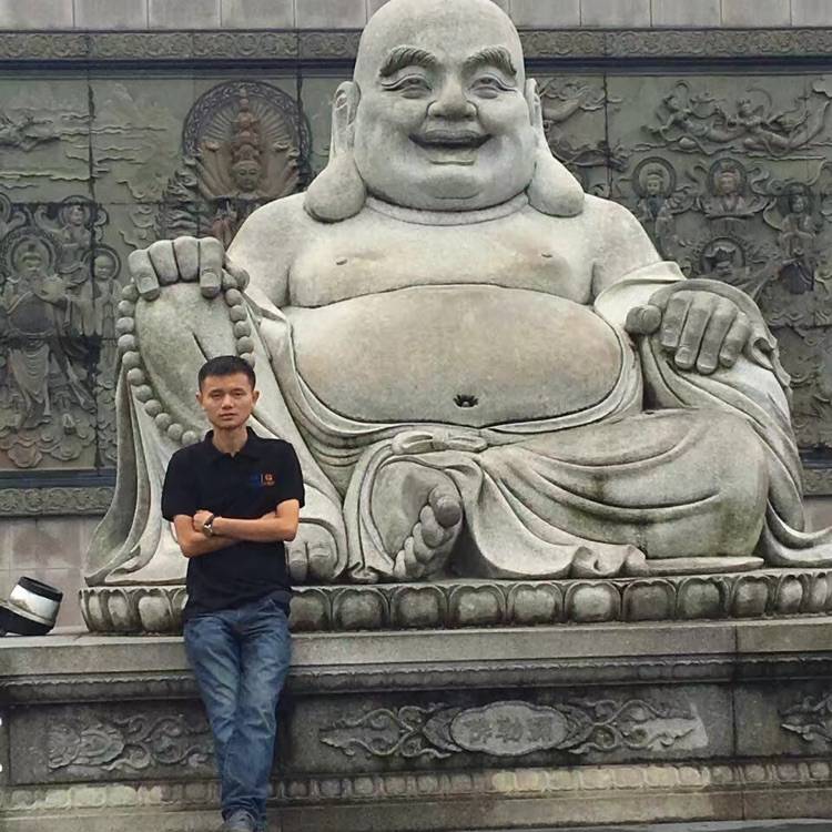 穿吊带的和尚的照片