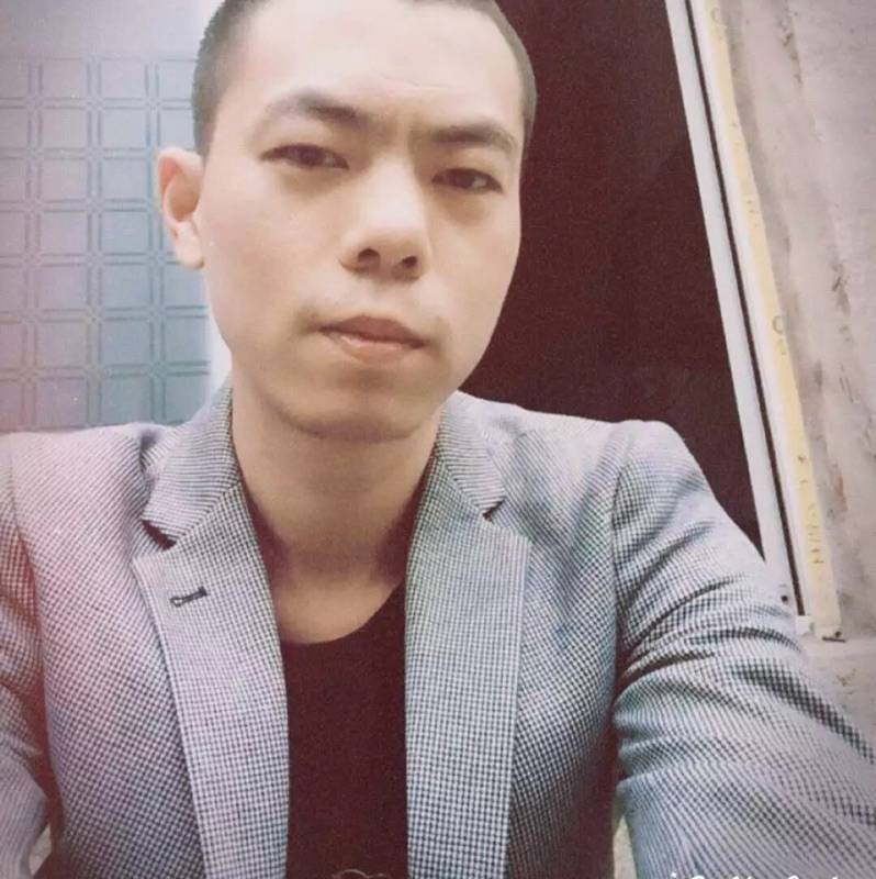 烟圈里弥漫的伤的照片