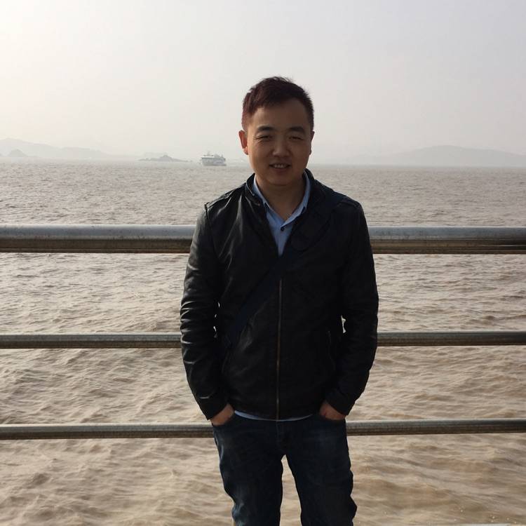 走在路上看落叶的照片