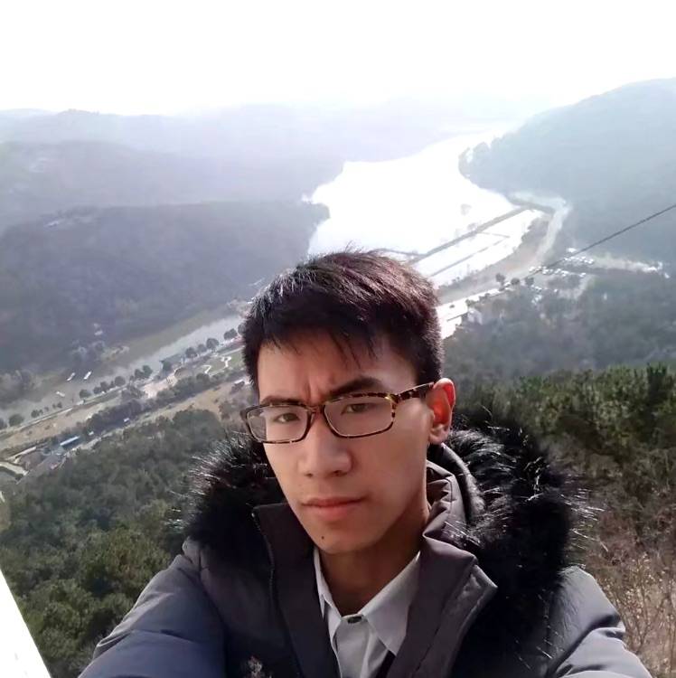 嘴角上扬的……的照片