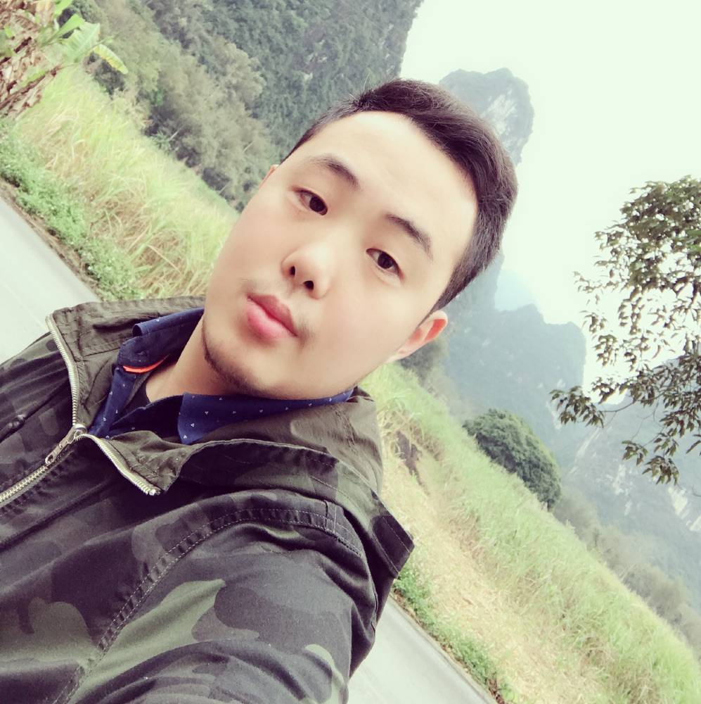 红酒配牛排的照片