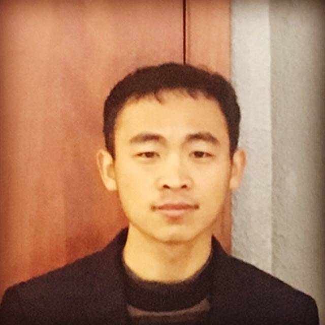 月亮下的云朵的照片
