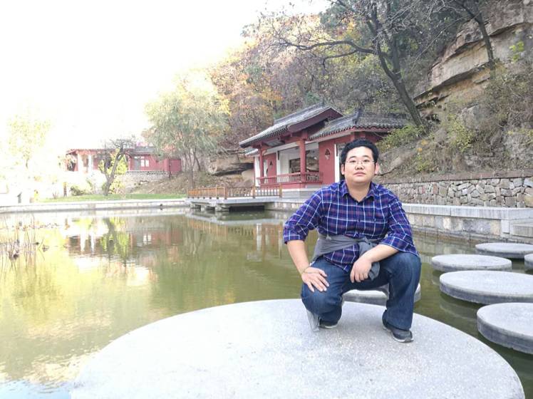 滑过掌心的水的照片