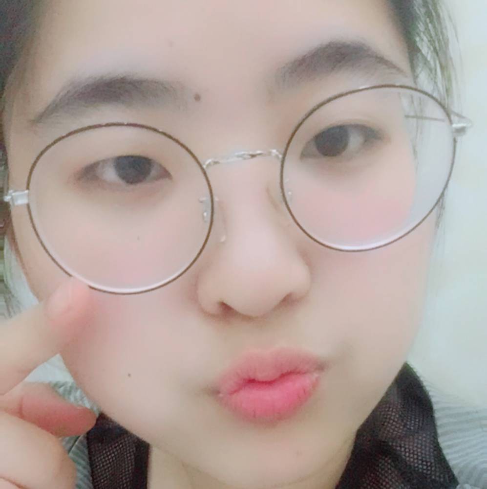阳光下、好吃的猪的照片