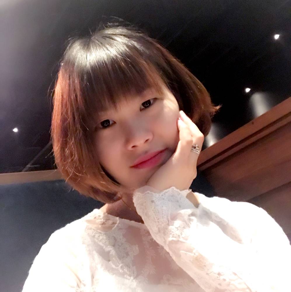 一个人旅行一个有猫性的女人的照片