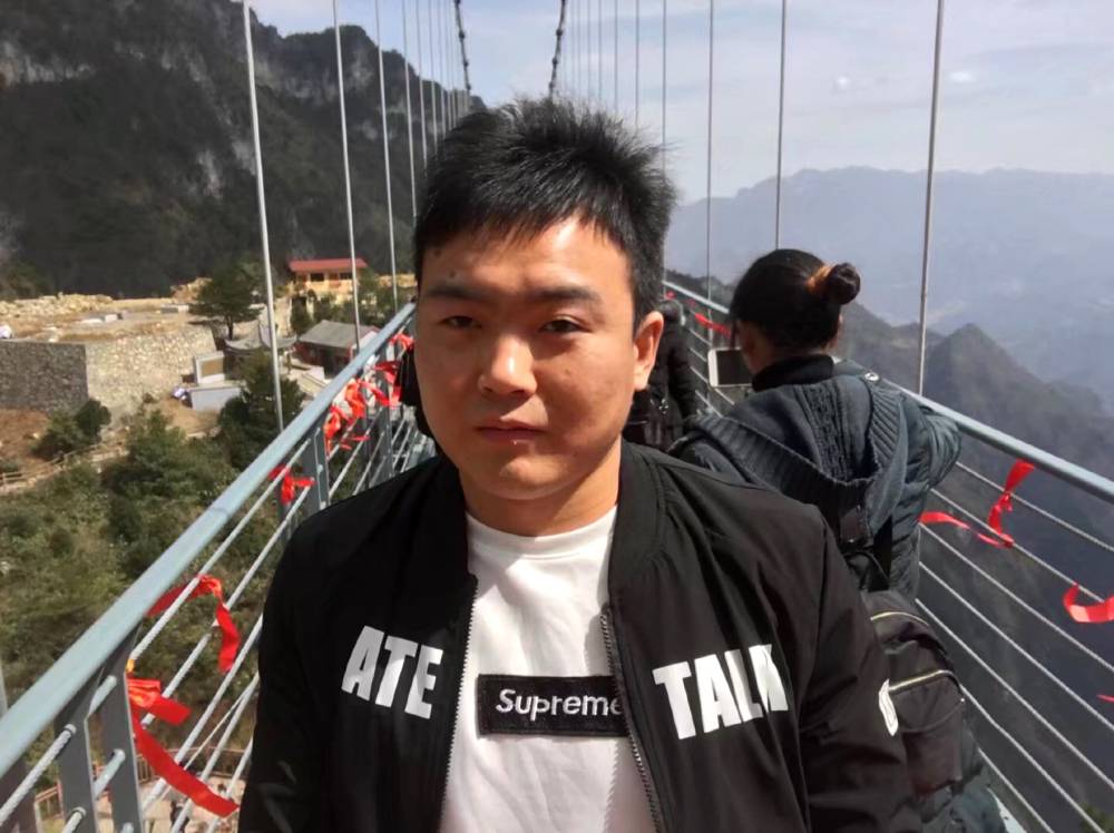 爱上夜的孩子的照片