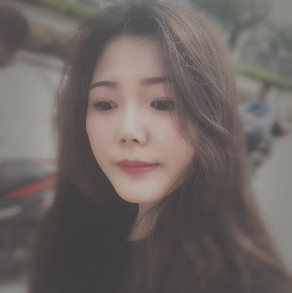 一个拍照的老阿姨的照片