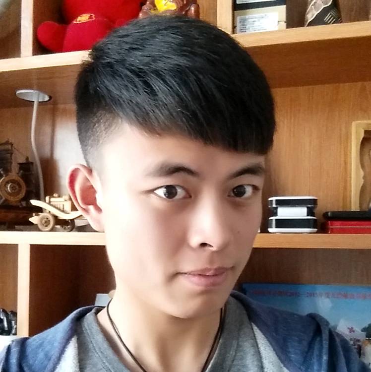 泥巴下的宝石的照片