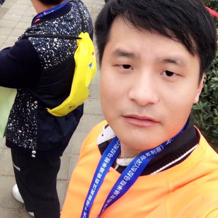 夕阳下的浅笑的照片