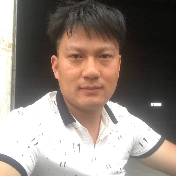 一个疯癫的男银的照片