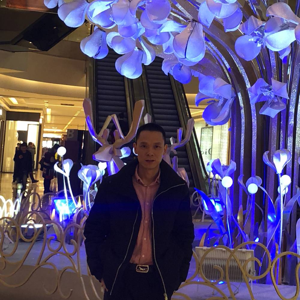 开朗山岚的照片