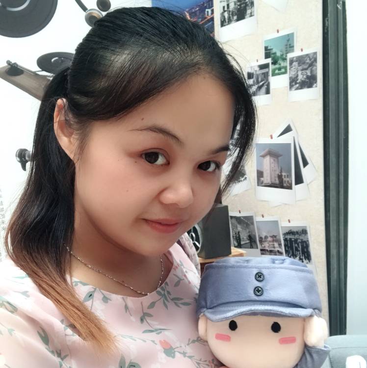 年轻小蜜蜂的照片