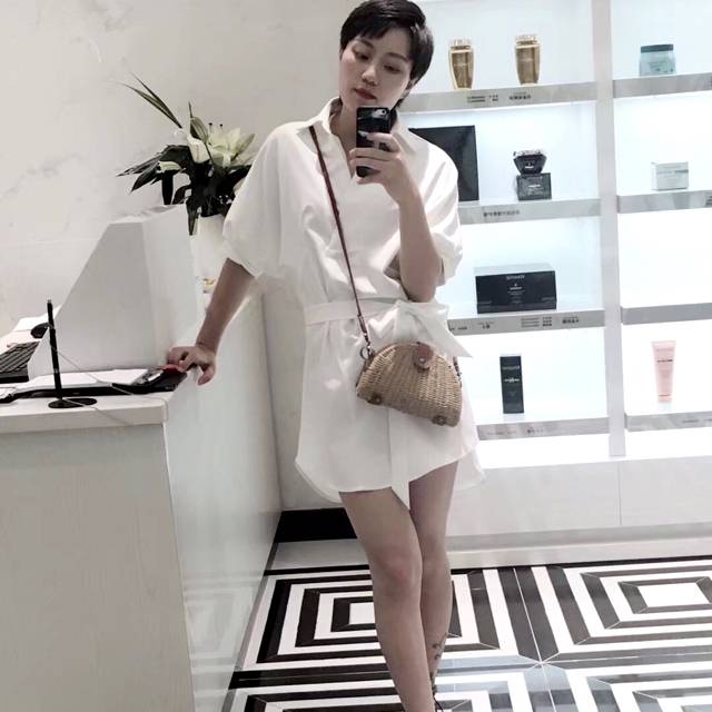 会握手的安琪拉的照片