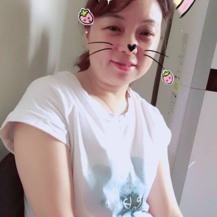 专注蓝莓的照片