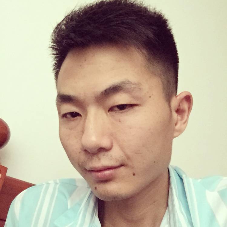 雄飞雌从绕林间的照片