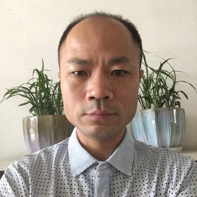 自信草丛的照片