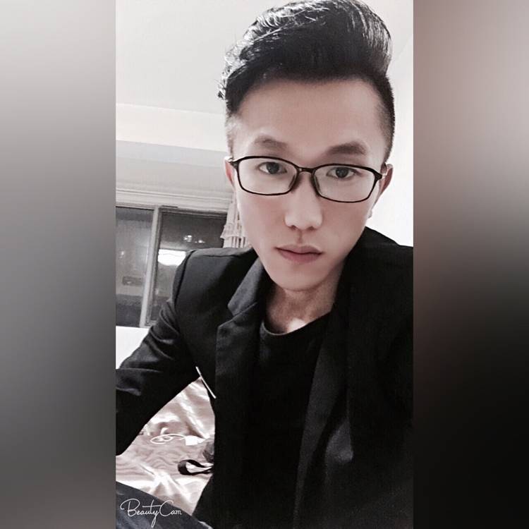 老街的老男孩的照片