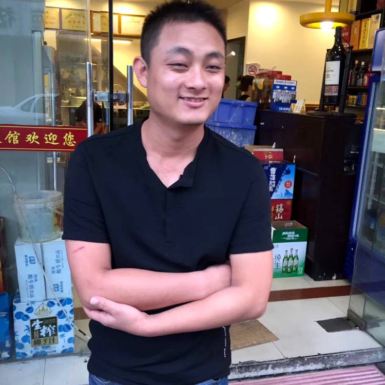 落寂绿草的照片