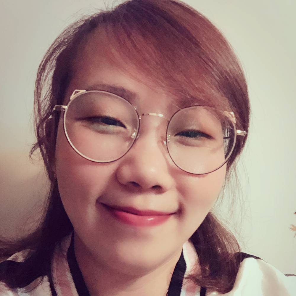 吃桔子的猫的照片