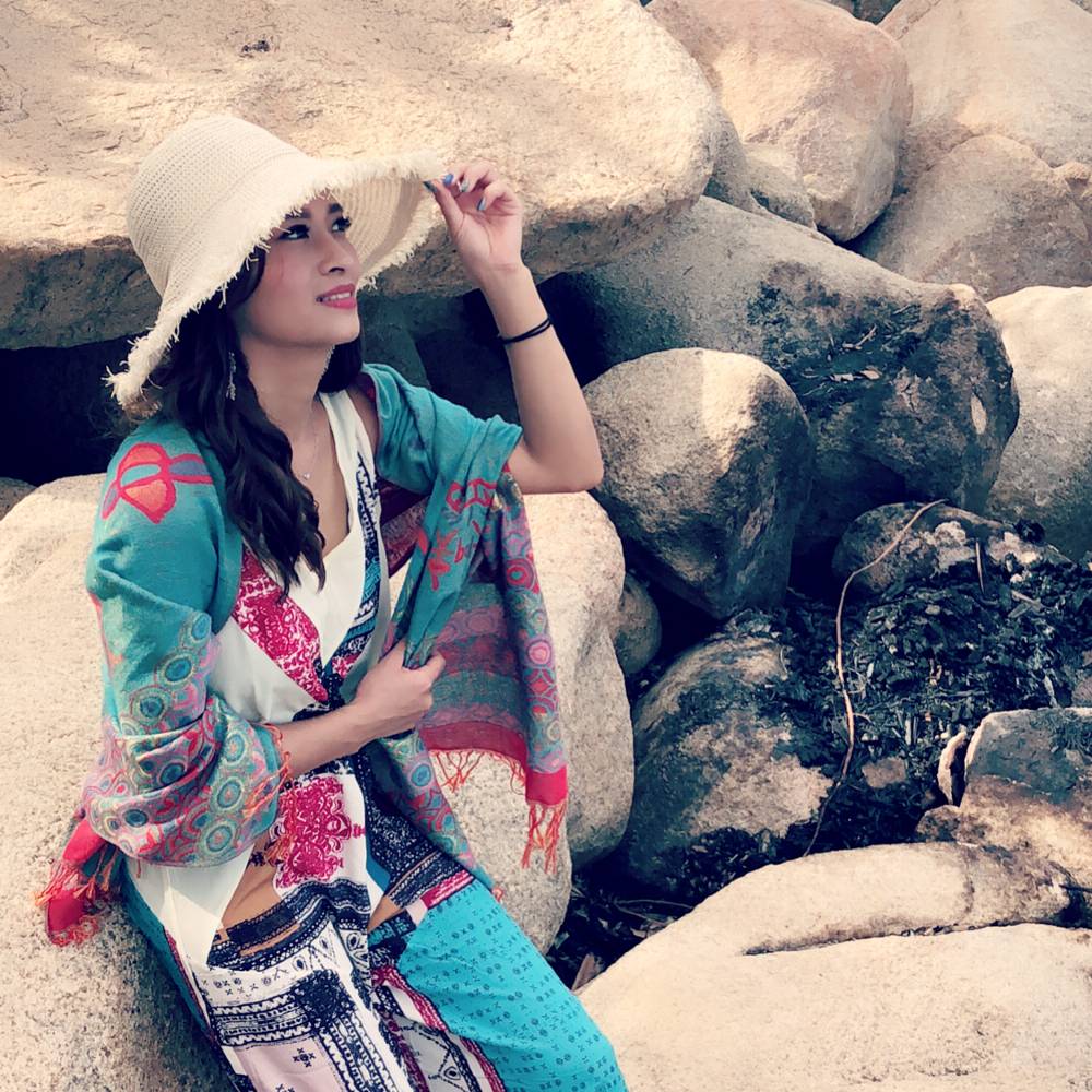 雪白灰狼的照片