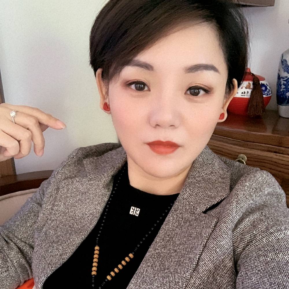 明媚女王的照片