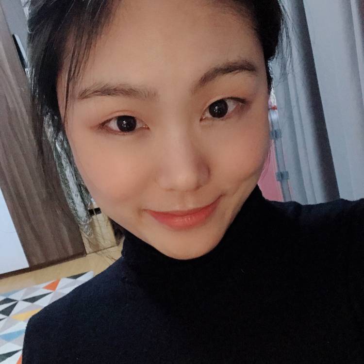 安详毛衣的照片