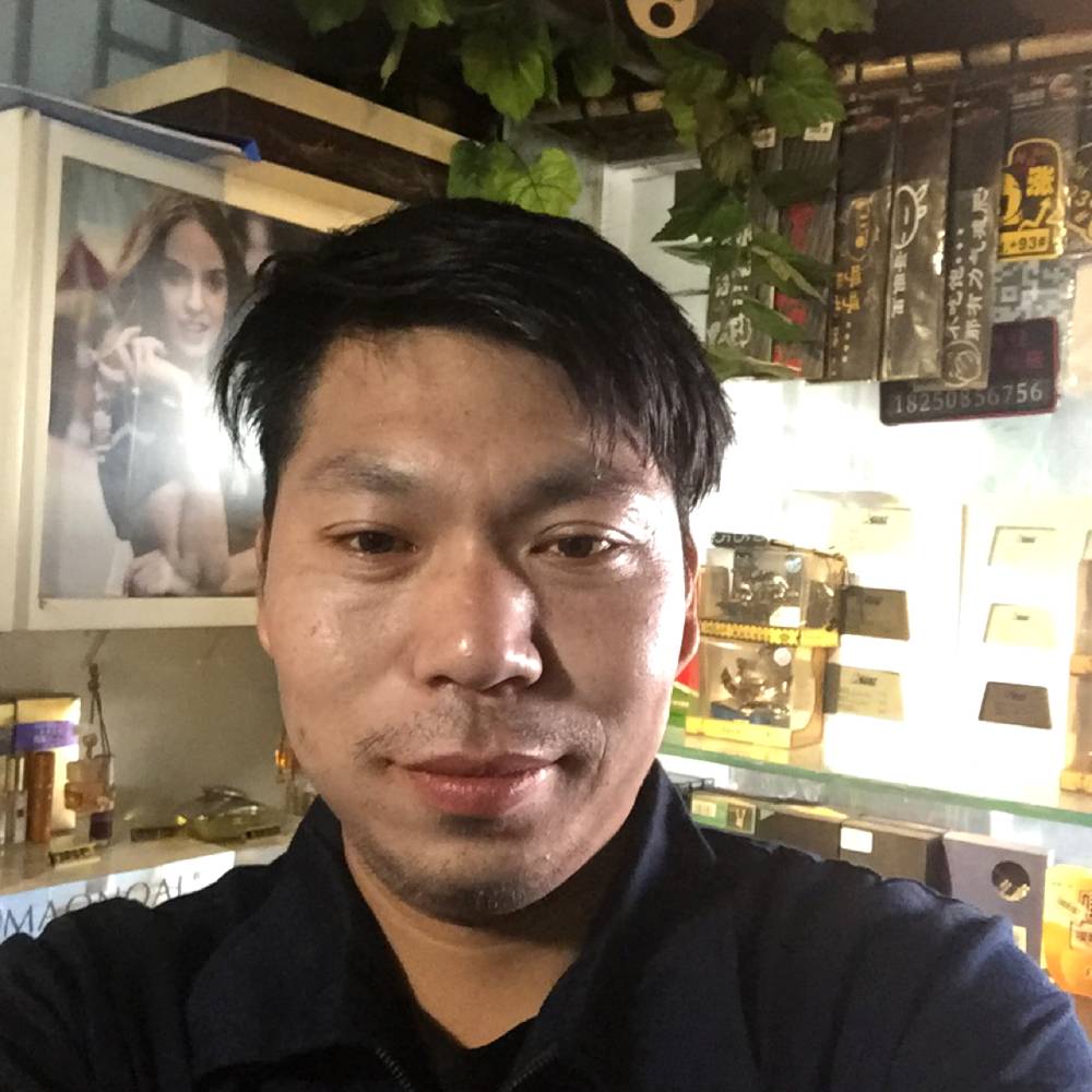 等待灰狼的照片