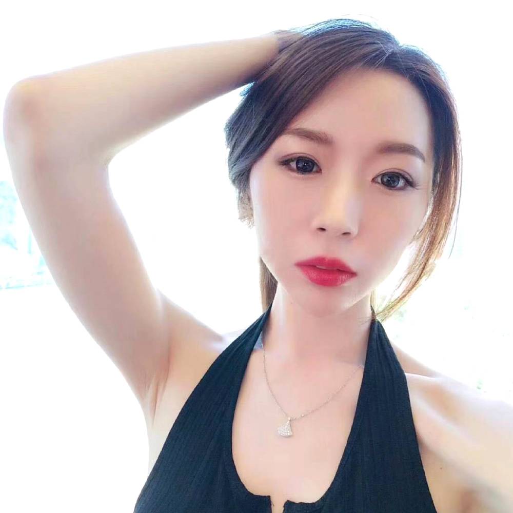 伶俐少女的照片