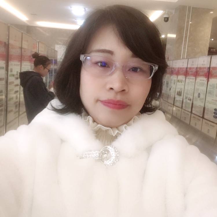 彩色指甲油的照片