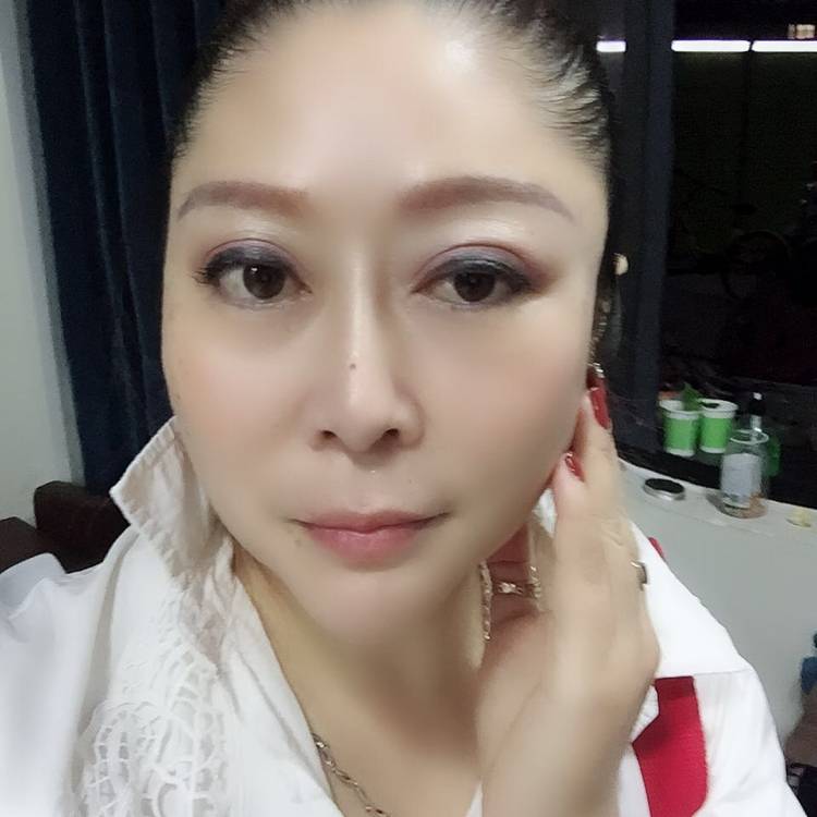 雪白红玫瑰的照片