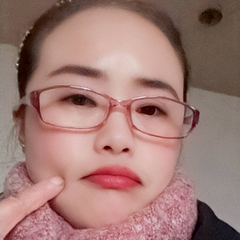 摇曳的百合的照片