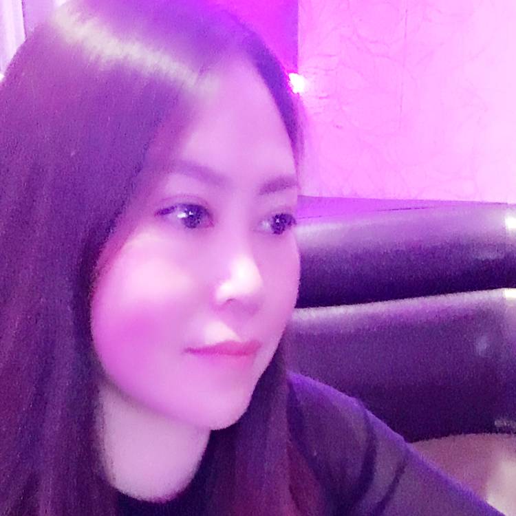 蓝天下的女孩的照片