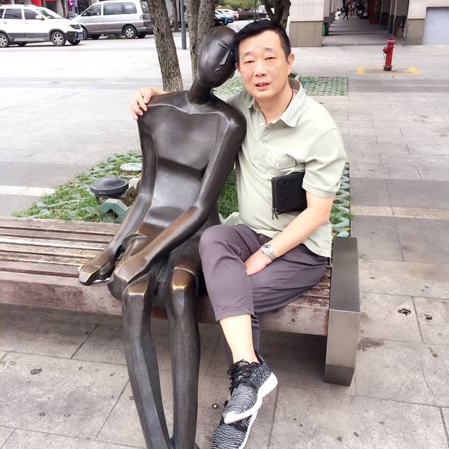 继续弹琴的照片