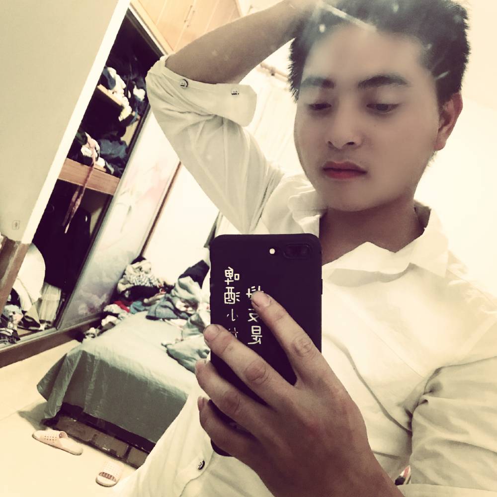 精光闪闪的男人的照片