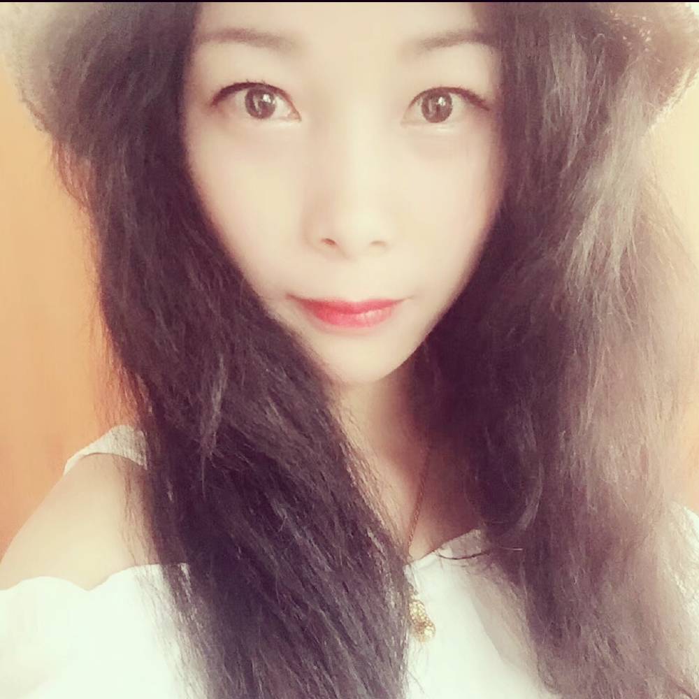 笑颜如花的女人的照片