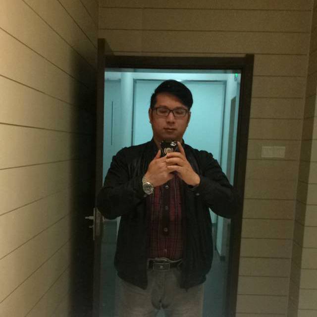 站在远处看童年的照片