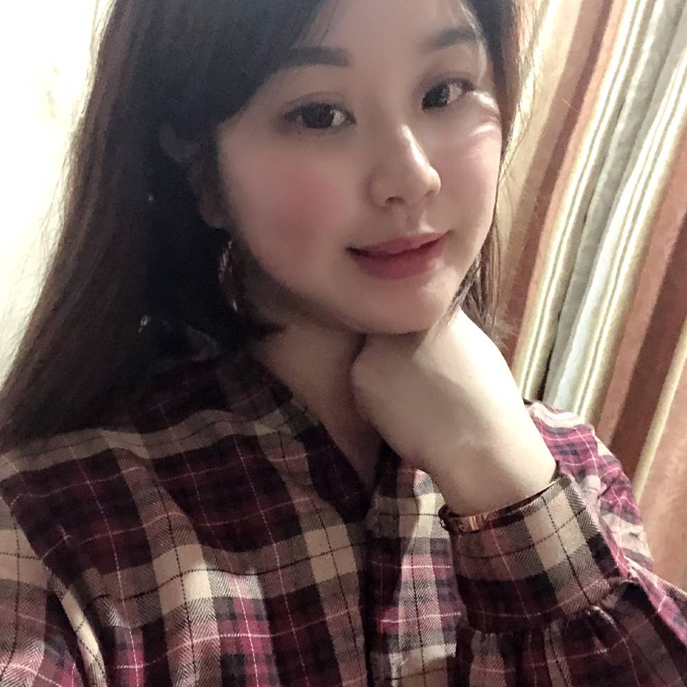 笑笑棉花里挑刺的照片