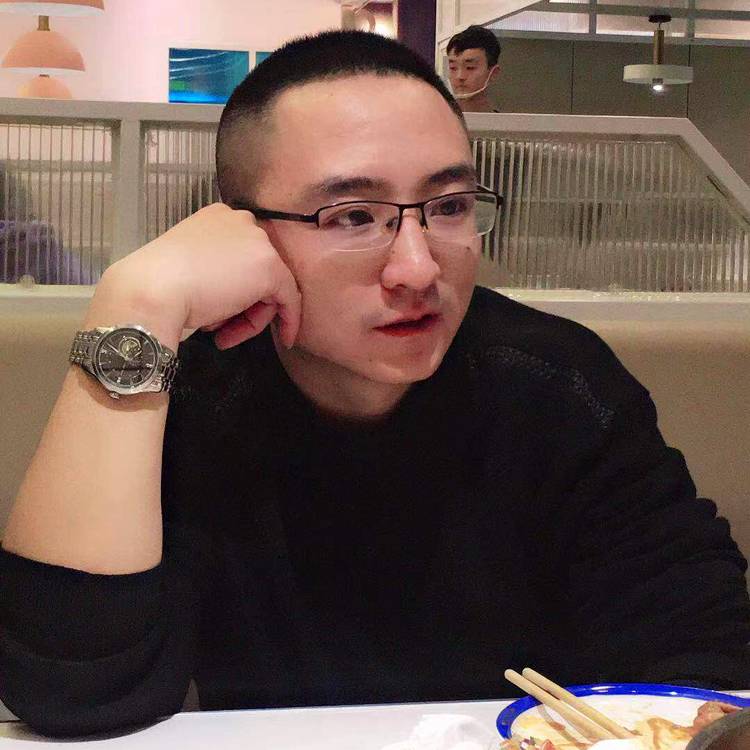 香樟下的剪影的照片