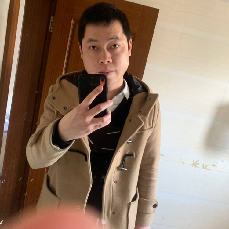 沉默微笑着的照片