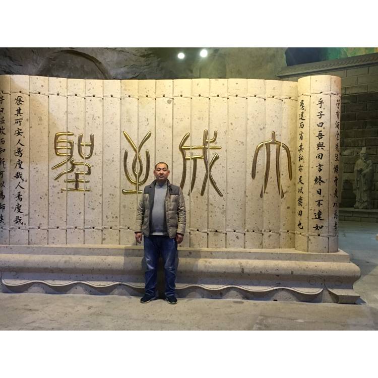 夕阳下的月光的照片