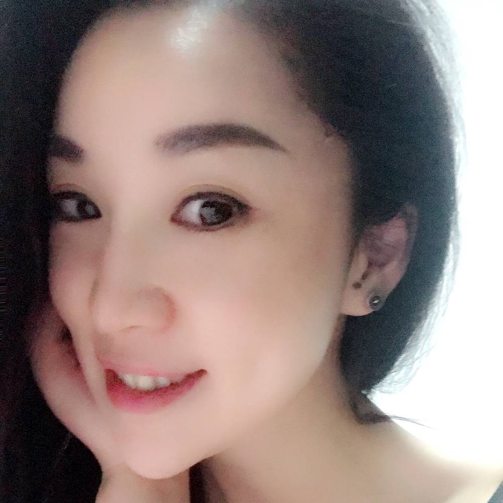 蓝耳钉的照片