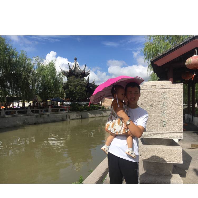 风中晨曦微露的照片