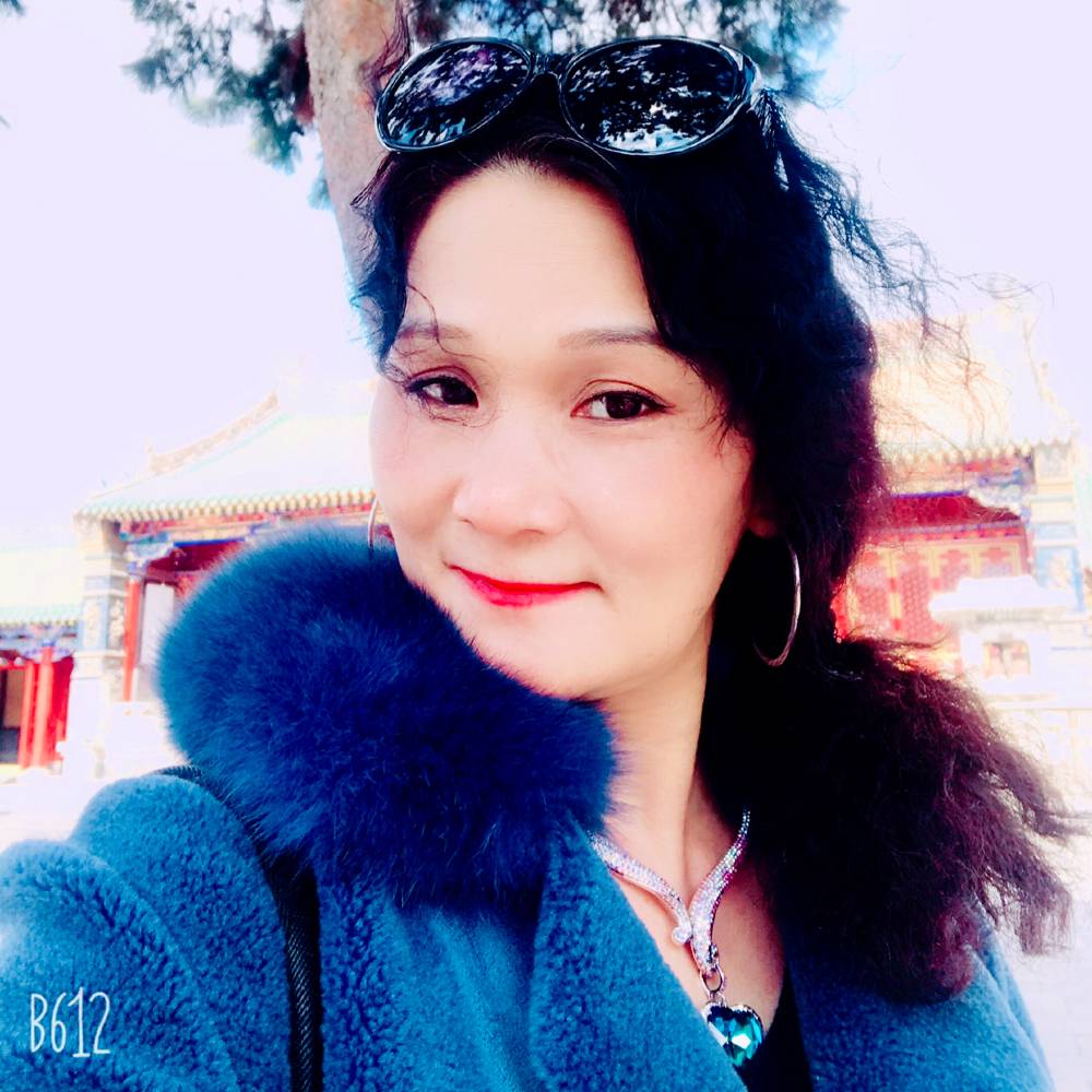 百褶裙等待瘦瘦的照片