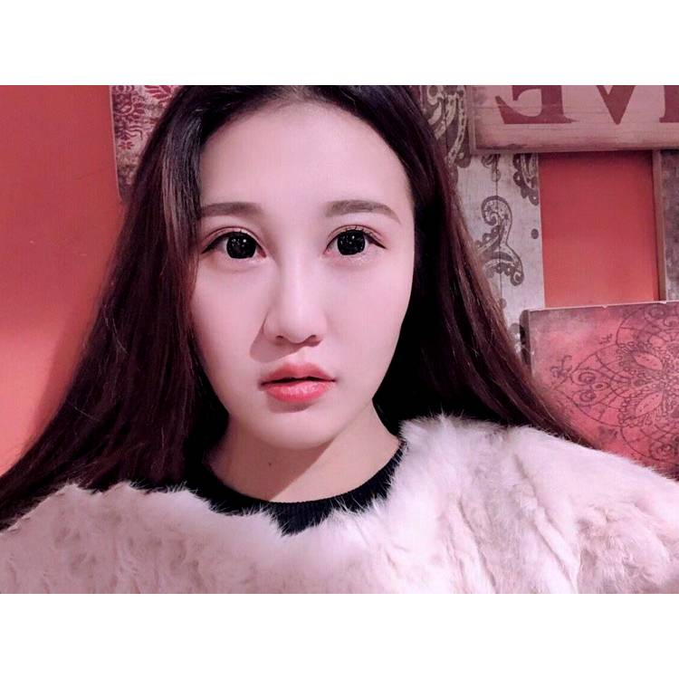 唇间那抹妖异的红的照片