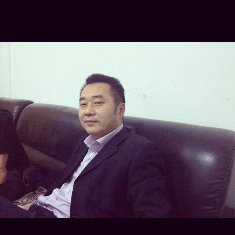 洛尘闻高高的照片