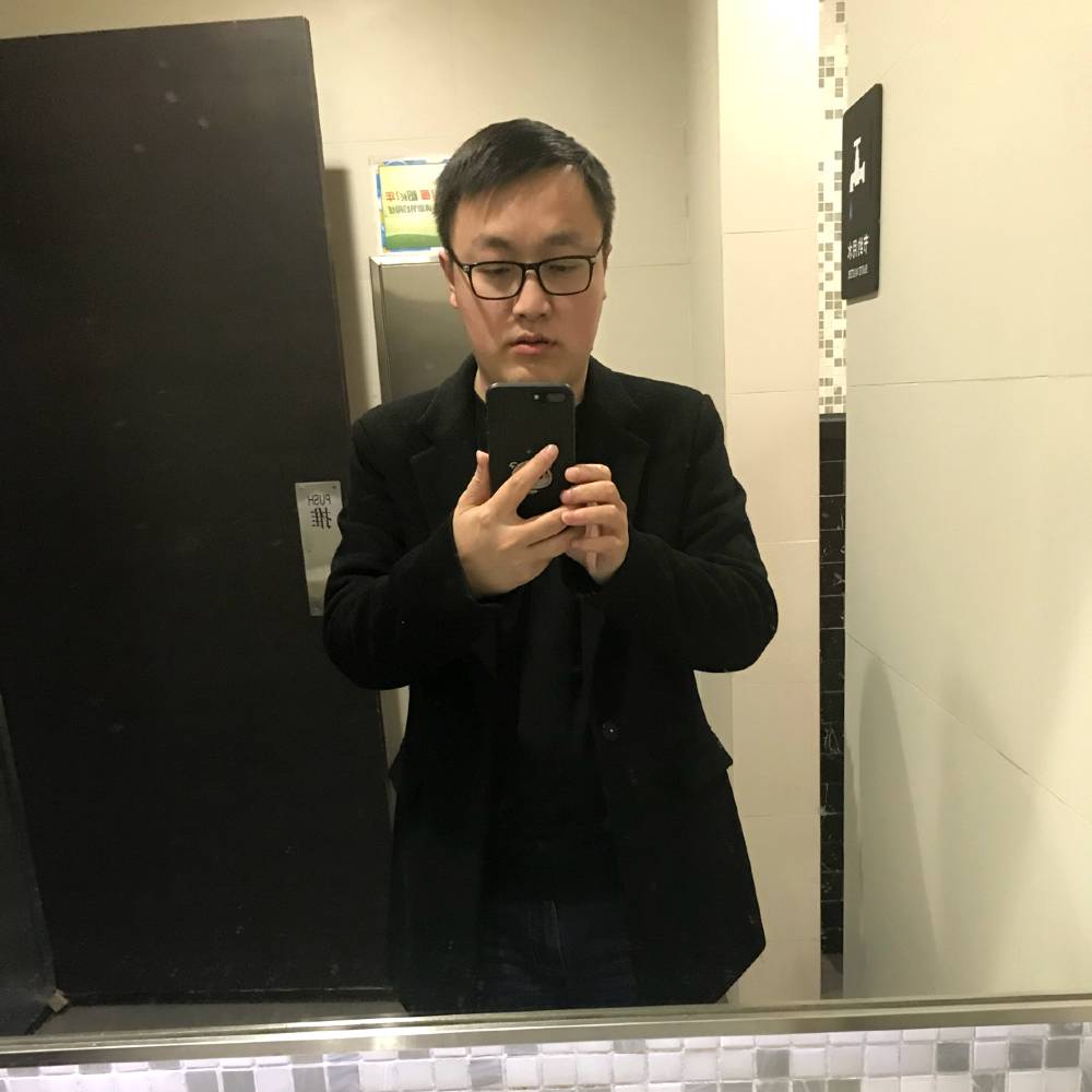 单纯挽手水影的照片