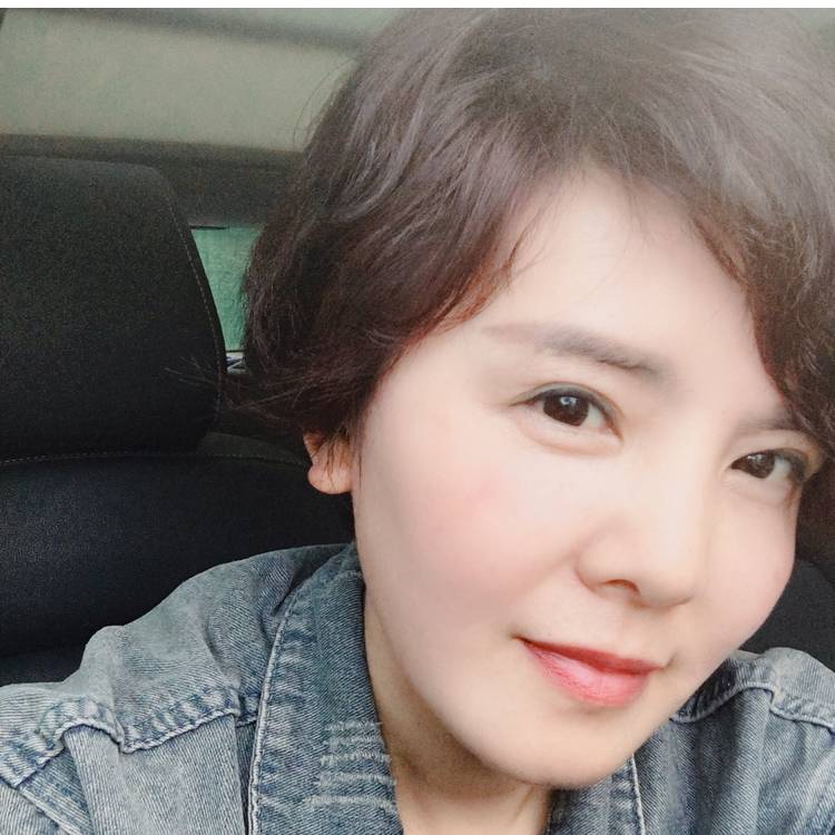 平湖明亮的照片