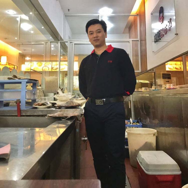 河马深拥单薄的照片