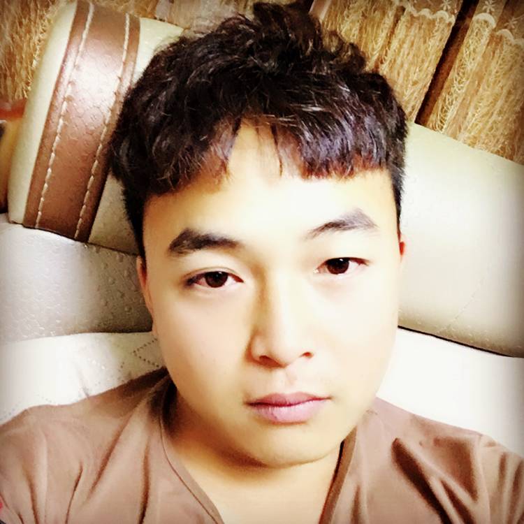 小蝴蝶回首害怕的照片