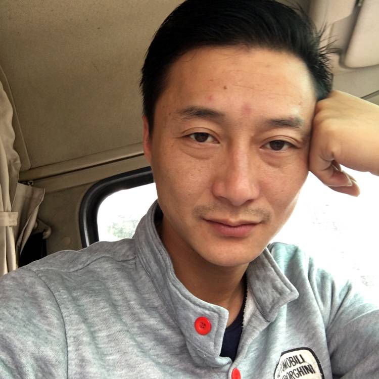 小伙欢呼的照片